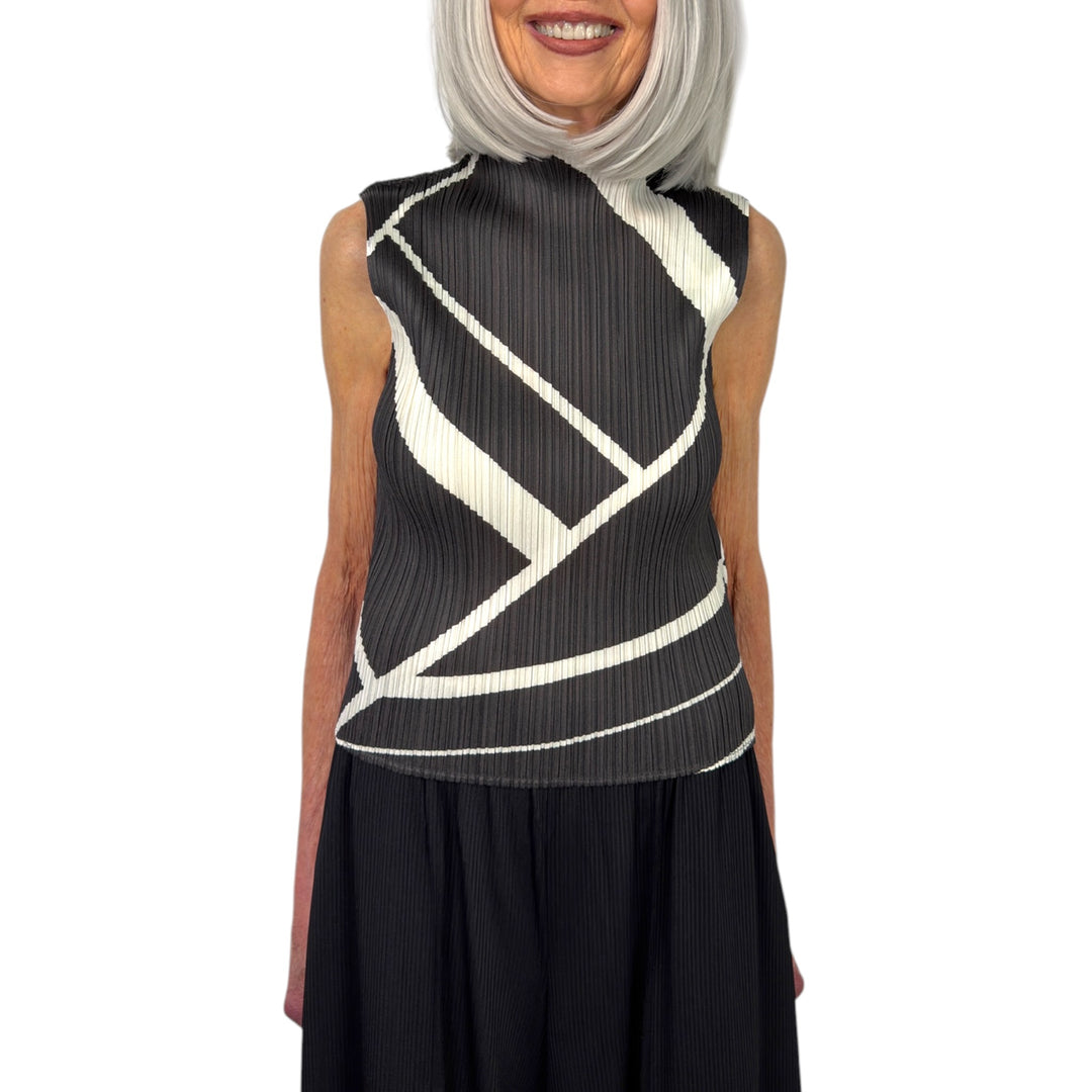 FOLD LINE SLEEVELESS TOP