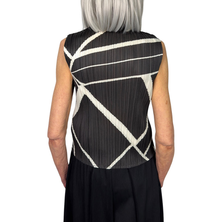 FOLD LINE SLEEVELESS TOP