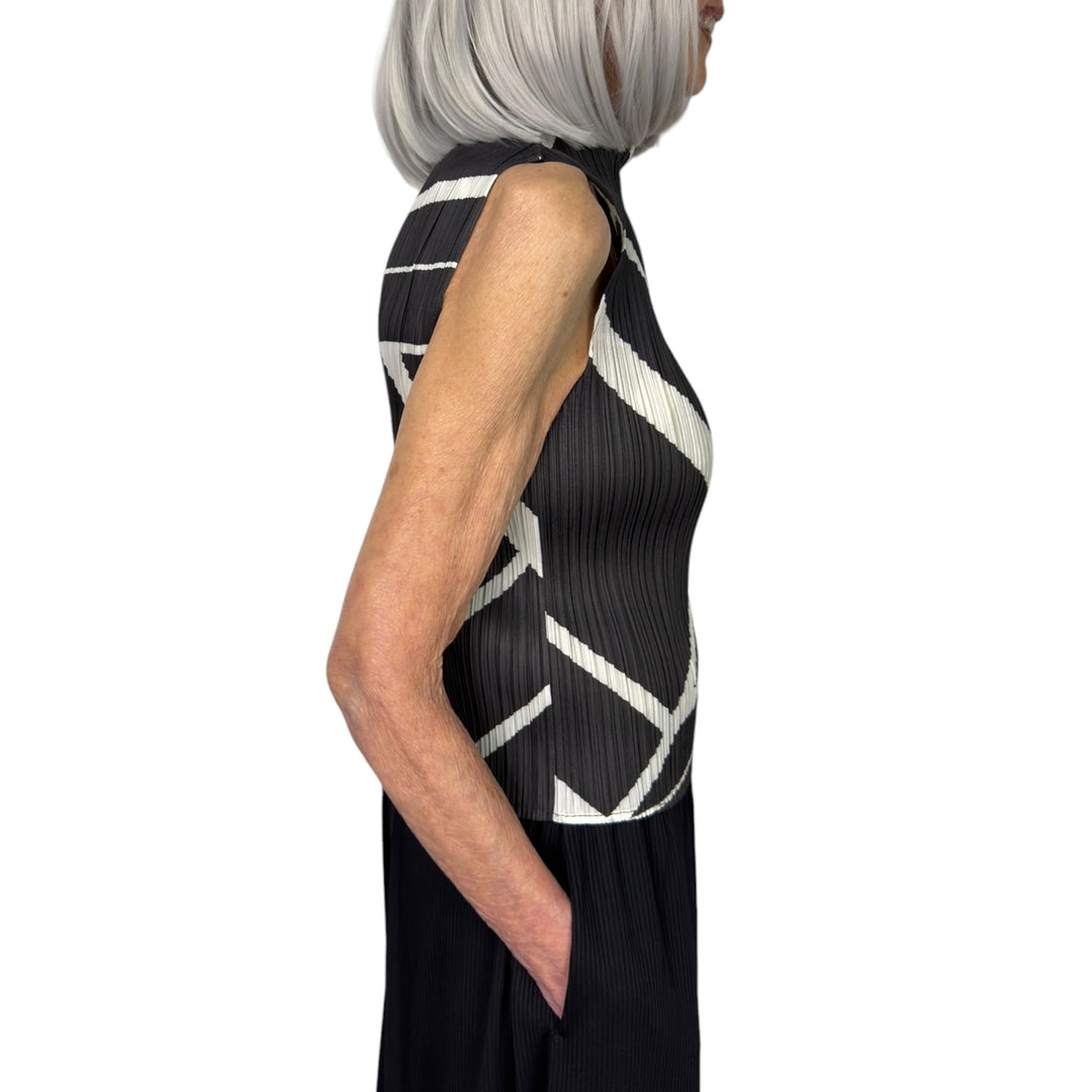 FOLD LINE SLEEVELESS TOP