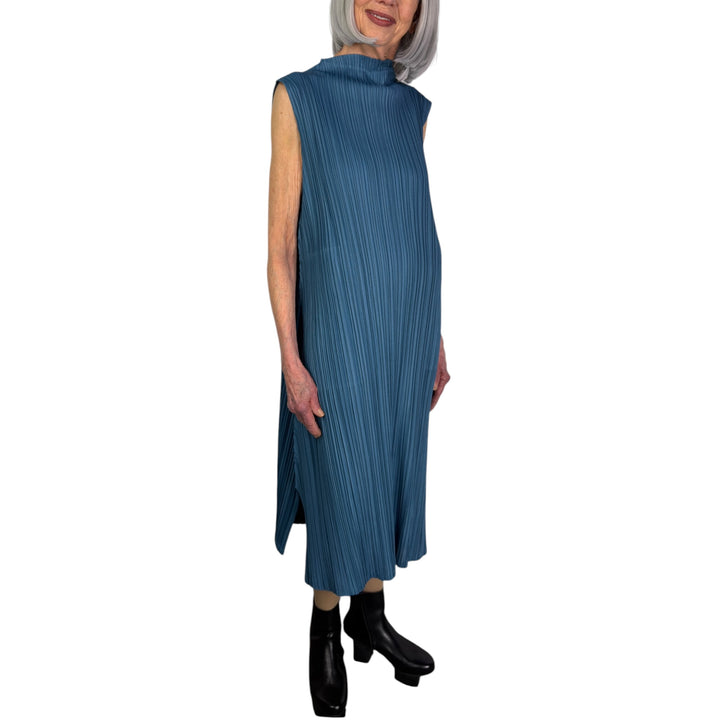 MELLOW PLEATS SLEEVELESS DRESS