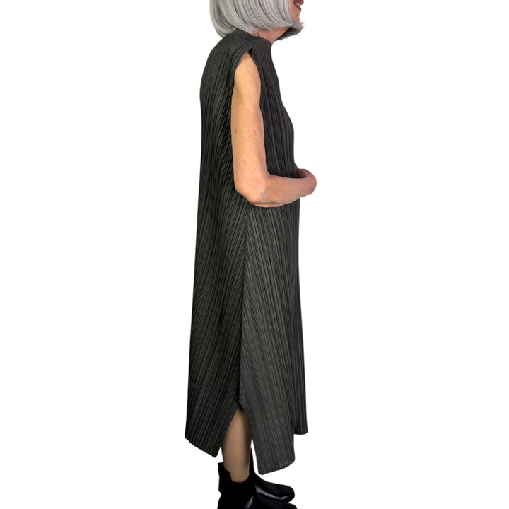 MELLOW PLEATS SLEEVELESS DRESS
