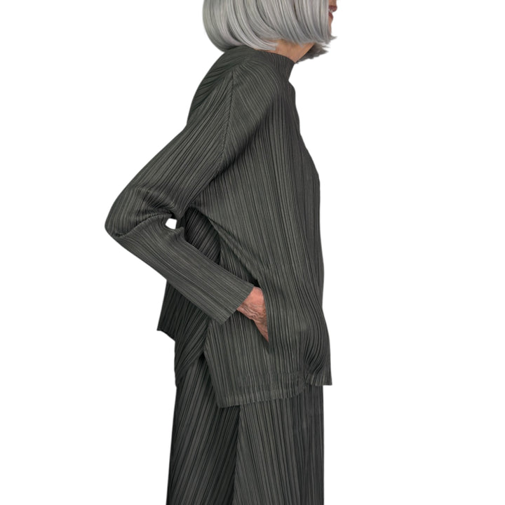 MELLOW PLEATS CARDIGAN