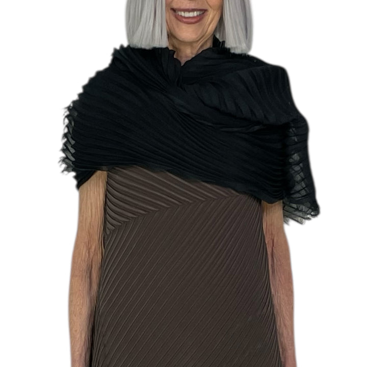 FEATHER RAMIE PLEATS STOLE