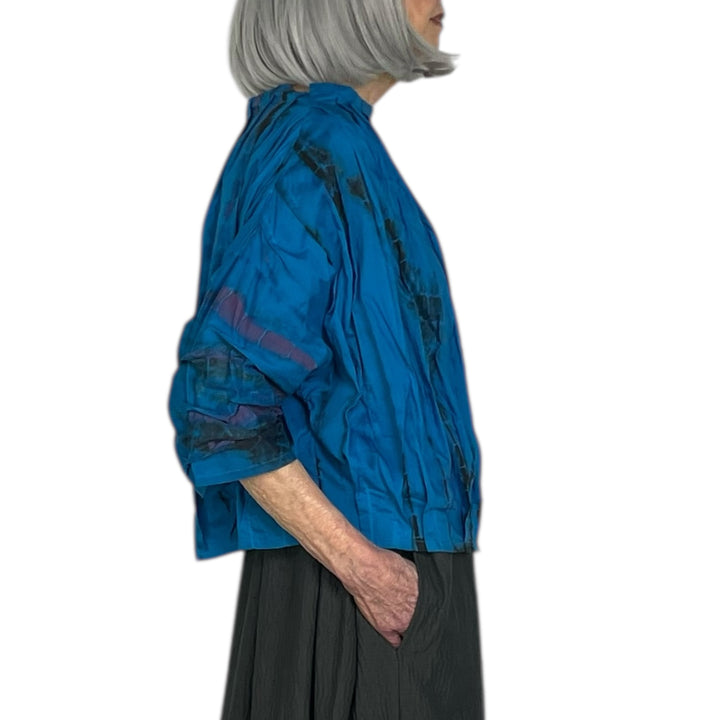 SHIBORI TIE-DYED WAVY TUCK FUNNEL NECK TOP