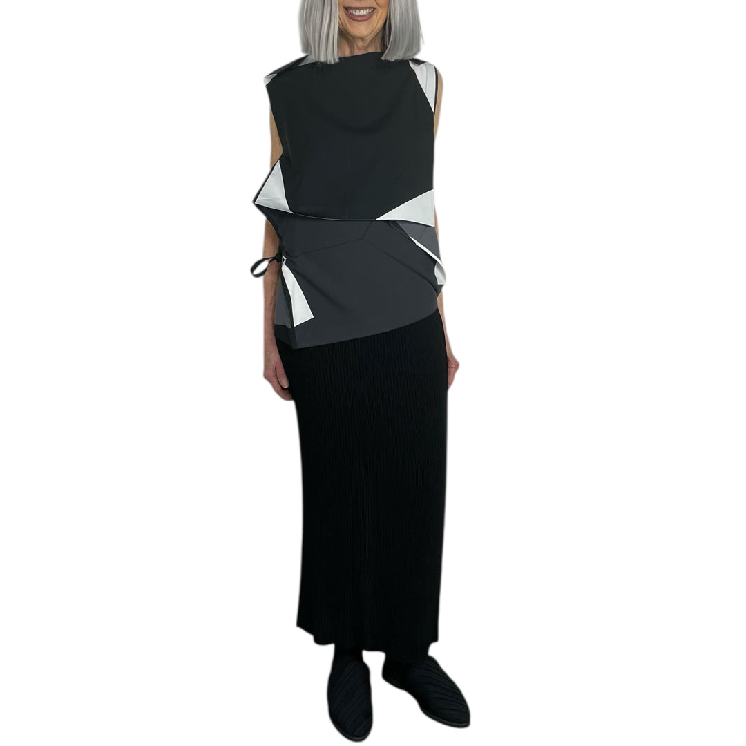 POSITIONS SLEEVELESS TOP