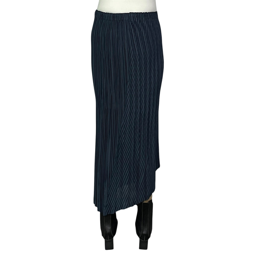 UNFURLING PLEATS SKIRT
